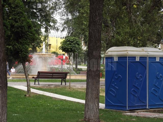Toalete racordate la apă şi canalizare, în parcurile Sucevei