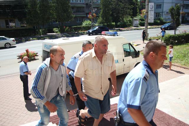 După expirarea celor 24 de ore ale ordonanţei de reţinere, Ioan Sava (dreapta) şi Nicuţă Solcan (stânga) au fost lăsaţi să se întoarcă la domiciliile lor