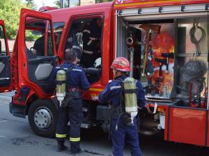 La faţa locului au intervenit trei autospeciale cu apă de la Detaşamentul de Pompieri Suceava, şi câte o autospecială de la serviciile voluntare Salcea şi Dumbrăveni