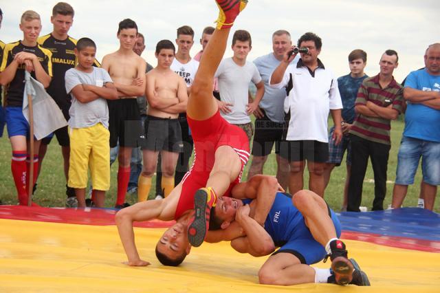 Părinți și copii pe terenul de rugby, la Festivalul „Sport și voie bună” de la Plopeni