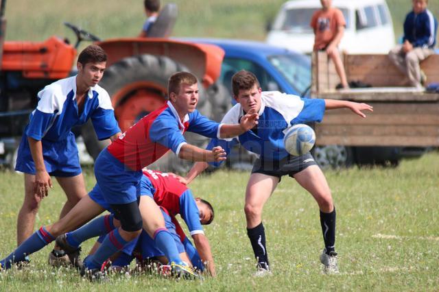 Părinți și copii pe terenul de rugby, la Festivalul „Sport și voie bună” de la Plopeni