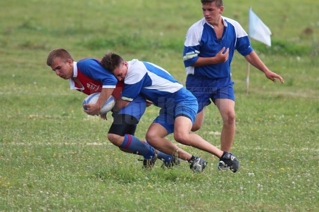 Părinți și copii pe terenul de rugby, la Festivalul „Sport și voie bună” de la Plopeni