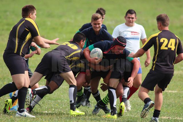 Părinți și copii pe terenul de rugby, la Festivalul „Sport și voie bună” de la Plopeni