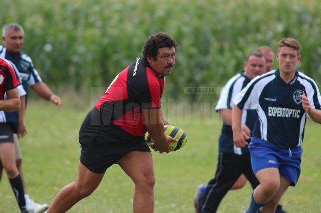 Părinți și copii pe terenul de rugby, la Festivalul „Sport și voie bună” de la Plopeni