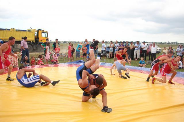 Părinți și copii pe terenul de rugby, la Festivalul „Sport și voie bună” de la Plopeni