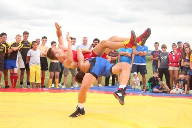 Părinți și copii pe terenul de rugby, la Festivalul „Sport și voie bună” de la Plopeni