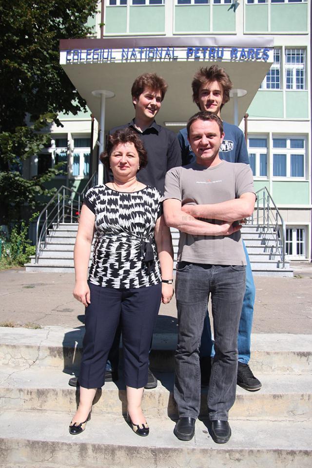 Ştefan Dascălu şi Octavian Coca,  alături de profesorii Mihai Erhan şi Anca Greculeac