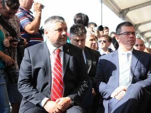 Ioan Balan (stânga) consideră că finalizarea lucrărilor la aeroportul din Iaşi este dezastruoasă pentru Suceava
