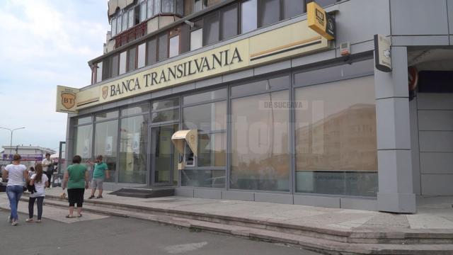 Întrega scenă s-a petrecut joi după-amiază, în jurul orei 16.00, în sediul din Fălticeni al Băncii Transilvania