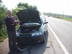 Emilian Constantin Rotaru şi bucata de metal care l-a lăsat cu maşina în drum, pe E 85