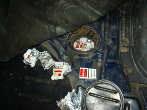 Ţigări de contrabandă ascunse în rezervorul maşinii