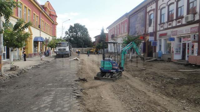 Tiberiu Maerean acuză că lucrările la amenajarea unei zone pietonale pe strada Piaţa Unirii din Rădăuţi se realizează deşi autorizaţia de construcţie este expirată din luna aprilie 2014