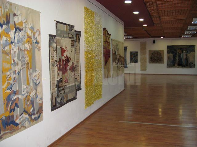 Expoziţia Clasic şi modern - tehnici ale tapiseriei parietale la City Gallery