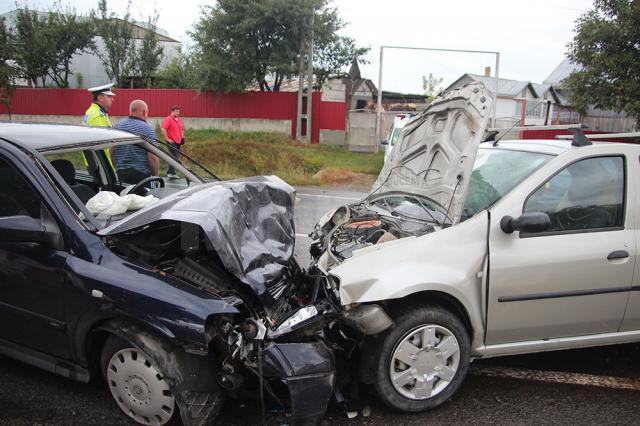 În accidentul de la Stroieşti, ambele mașini au fost avariate puternic în partea din față