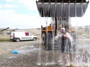 „Ice Bucket Challenge”, varianta de Bucovina, cu apă şi gheaţă cu apă din cupa unui excavator