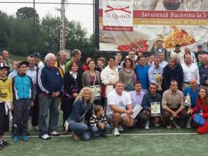 Traditionala poza de grup de la finalul celei de-a doua editii a turneului de tenis Open El Quatro, cu Ilie Nastase in centrul imaginii