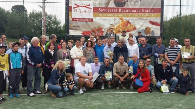 Traditionala poza de grup de la finalul celei de-a doua editii a turneului de tenis Open El Quatro, cu Ilie Nastase in centrul imaginii