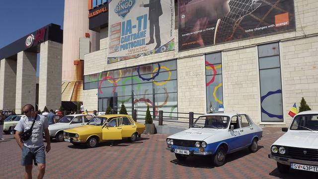 Maşini care au făcut istorie, perfect funcţionale, expuse pe esplanada Iulius Mall Suceava