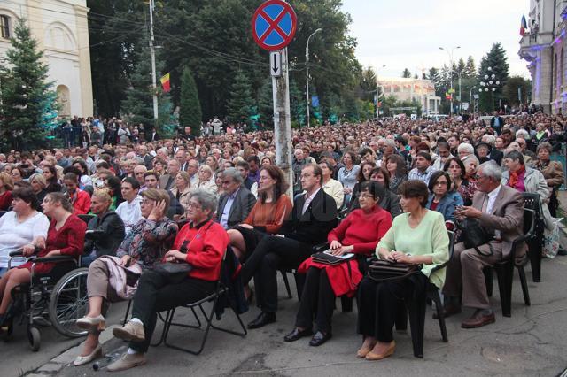 Câteva mii de suceveni au venit pe esplanada Palatului Administrativ pentru a asista la un concert de excepţie