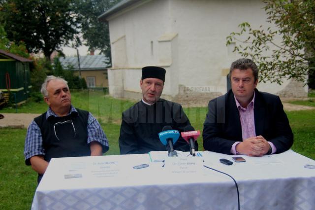 Şeful Direcţiei pentru Cultură, Aurel Buzincu, preotul Constantin Ciupu şi preşedintele CJ Suceava, Cătălin Nechifor