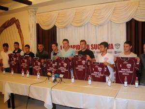Preşedintele executiv Dumitru Moldovan şi antrenorul Bogdan Tudoreanu i-a prezentat ieri pe cei opt jucători veniţi în vară