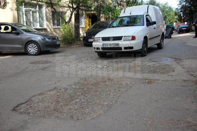 Obligația de a asfalta după avariile la apă şi canal este pasată între Primăria Suceava şi ACET