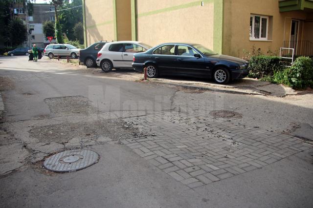 Obligația de a asfalta după avariile la apă şi canal este pasată între Primăria Suceava şi ACET