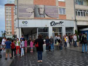 Opti Boutique este amplasat pe esplanada Casei Culturii, lângă reprezentanţa Vodafone, vizavi de pub-ul Oscar Wilde