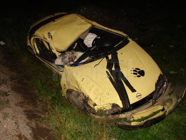 Maşina în care se aflau cei patru tineri s-a izbit de scheletul metalic al unui panou publicitar, iar apoi s-a răsturnat