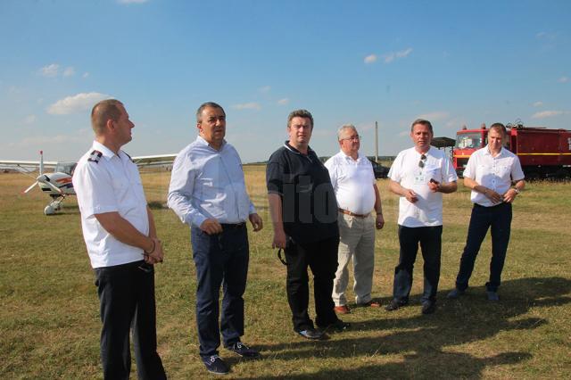Oficialităţi locale, prezente la showul aviatic organizat la Suceava