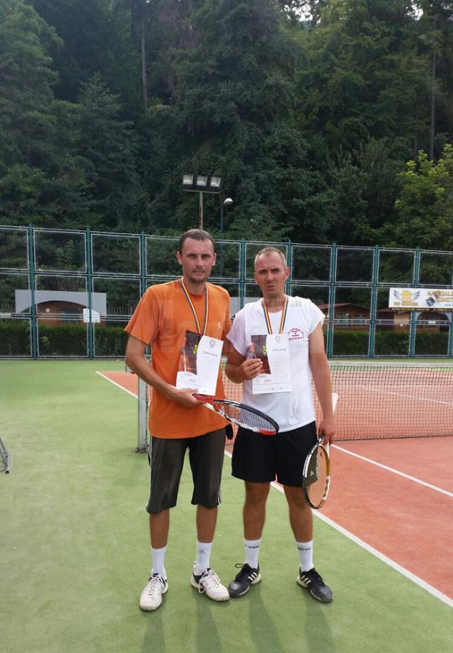 Suceveanul Florin Dumbravă (dreapta) a câștigat argintul la turneul Tenis Partener Cupa Perla Invest de la Piatra Neamț
