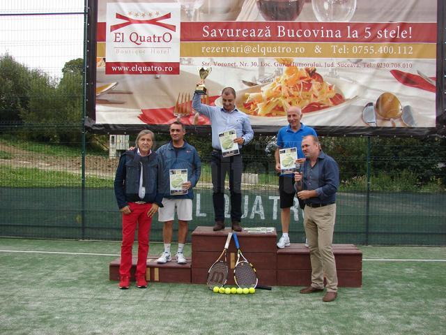 Ilie Năstase îi premiază pe Dan Ursu, Costică Prostire şi Flavius Ulici, primii trei clasaţi la Open „El Quatro”.