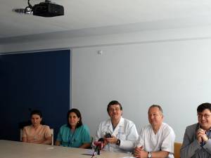 Profesorul Virgil Mănică (în centrul imaginii), de la TUFTS Medical Center din Boston, este la a treia vizită de lucru la colegii din Suceava