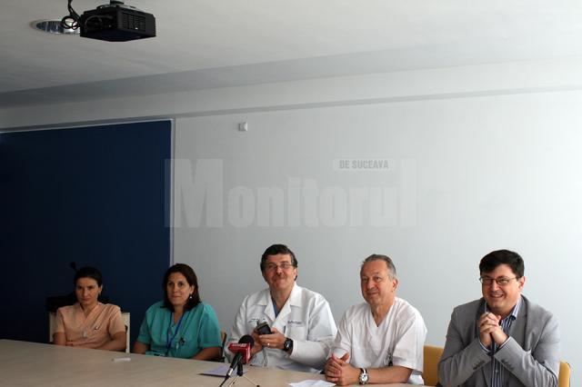 Profesorul Virgil Mănică (în centrul imaginii), de la TUFTS Medical Center din Boston, este la a treia vizită de lucru la colegii din Suceava