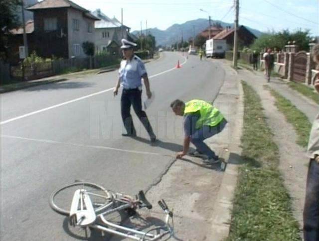 Biciclistul de 72 de ani a fost proiectat pe carosabil şi în scurt timp a decedat