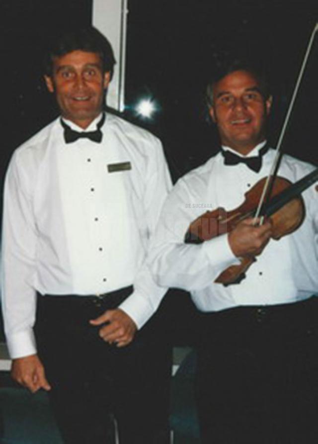 Virtuozul acordeonist Dan Decebal Chitic, împreună cu profesorul Gelu Cuzic