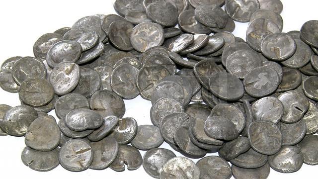 Au fost descoperite alte 140 de monede vechi din argint brut