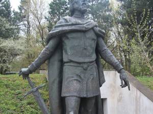 Suma alocată mutării statuii lui Petru Mușat, insuficientă