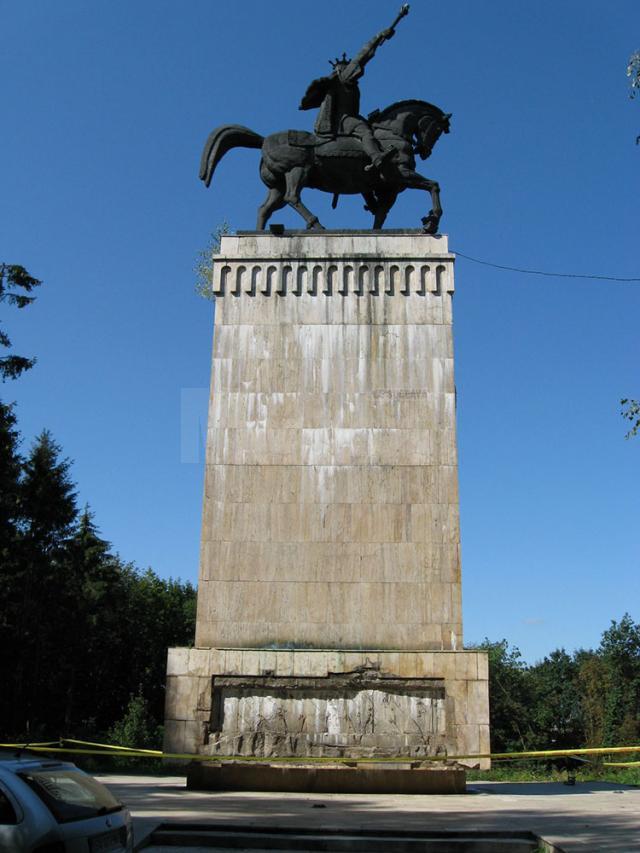 Nici statuia ecvestră a lui Ștefan cel Mare nu stă mai bine, basorelieful lateral fiind căzut din 2008