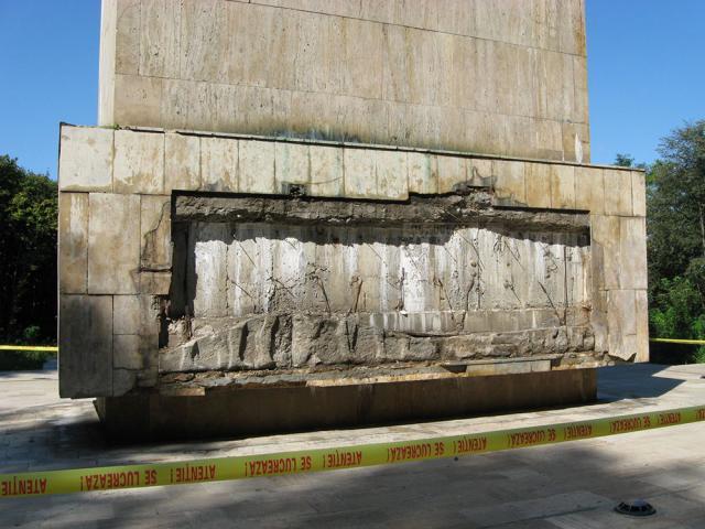 Nici statuia ecvestră a lui Ștefan cel Mare nu stă mai bine, basorelieful lateral fiind căzut din 2008