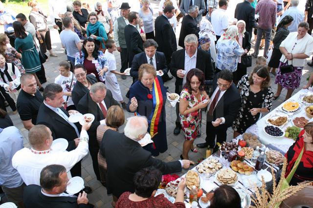 Invitaţii şi oficialităţile au vizitat standurile cu produse culinare şi s-au arătat impresionaţi