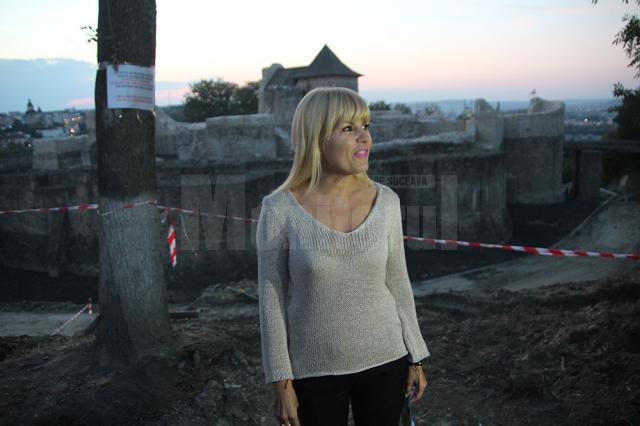 Elena Udrea l-a vizitat aseară pe starețul sucevean care a prezis că ea va deveni preşedintele României