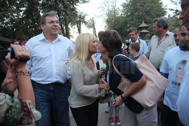 Elena Udrea l-a vizitat aseară pe starețul sucevean care a prezis că ea va deveni preşedintele României