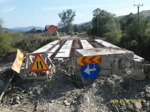 60 de oameni din satele Poiana Micului şi Pleşa au participat ieri la un scurt protest, din cauza lucrărilor nefinalizate la un pod