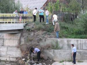 Reprezentanţii SGA, ajutaţi de săteni, au adunat peştii morţi din pârâul Soloneţ