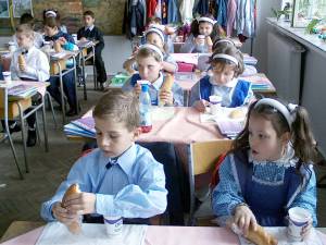 În judeţul Suceava, de programul „Lapte şi corn” vor beneficia în acest an şcolar 84.000 de copii  Foto: MEDIAFAX