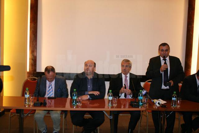 O parte dintre primarii şi consilierii locali şi judeţeni PNL din judeţele Suceava şi Botoşani s-au întâlnit aseară, la Gura Humorului, cu Călin Popescu Tăriceanu