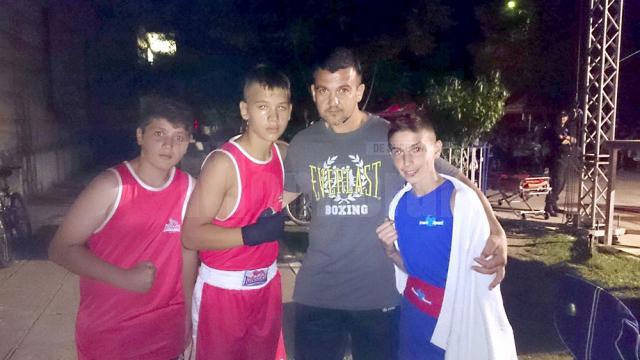 Antrenorul Andu Vornicu şi cei trei sportivi suceveni