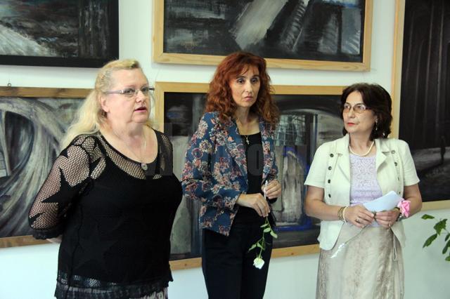Artistele plastice Lucia Puşcaşu şi Andreea Rus, alături de conf. univ. dr. Sabina Fînaru