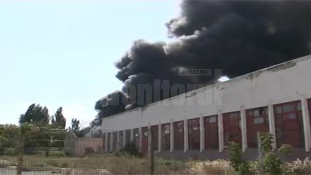 Un incendiu a izbucnit ieri, în plină zi, în zona industrială a Sucevei, în curtea fostei Întreprinderi de Reparaţii Auto (IRA) Suceava
